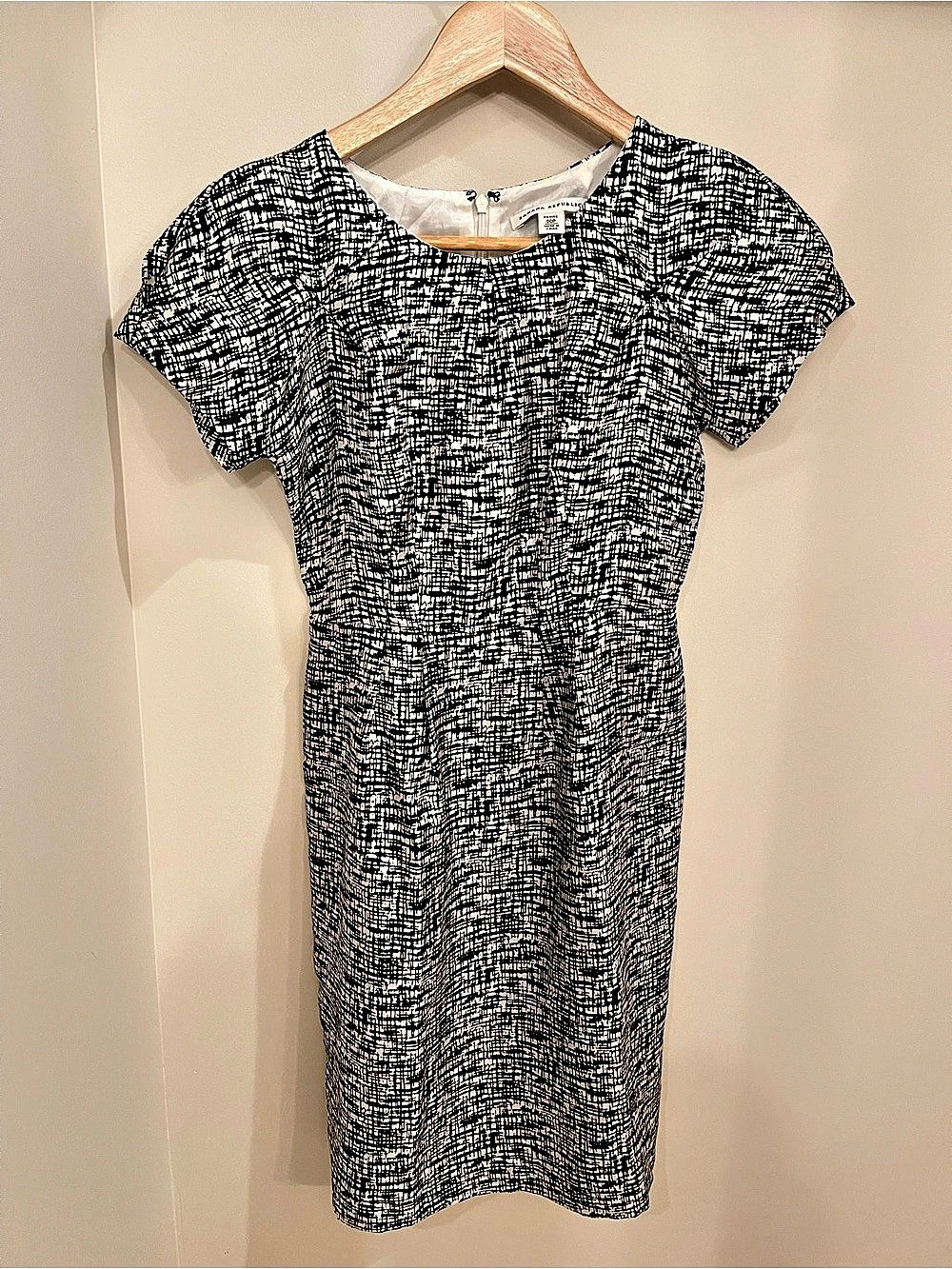 Banana Republic Abstract Mini Dress in Black & White Size 00 Petite silk